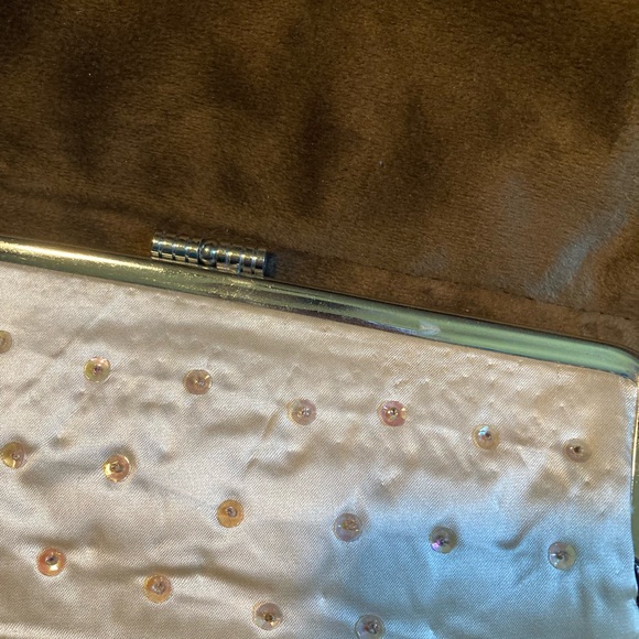 Gorgeous vintage looking beaded and sequined clutch. Pretty iridescent looking - Picture 11 of 11